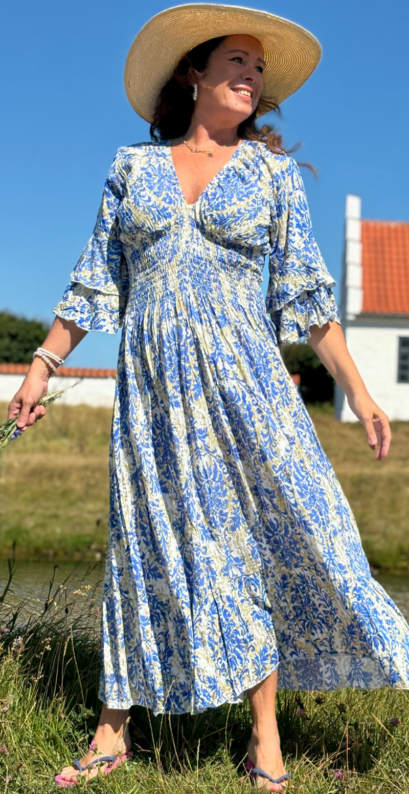 Esther lang mønstret kjole med smock i taljen og flæseærme blå LikeLondon