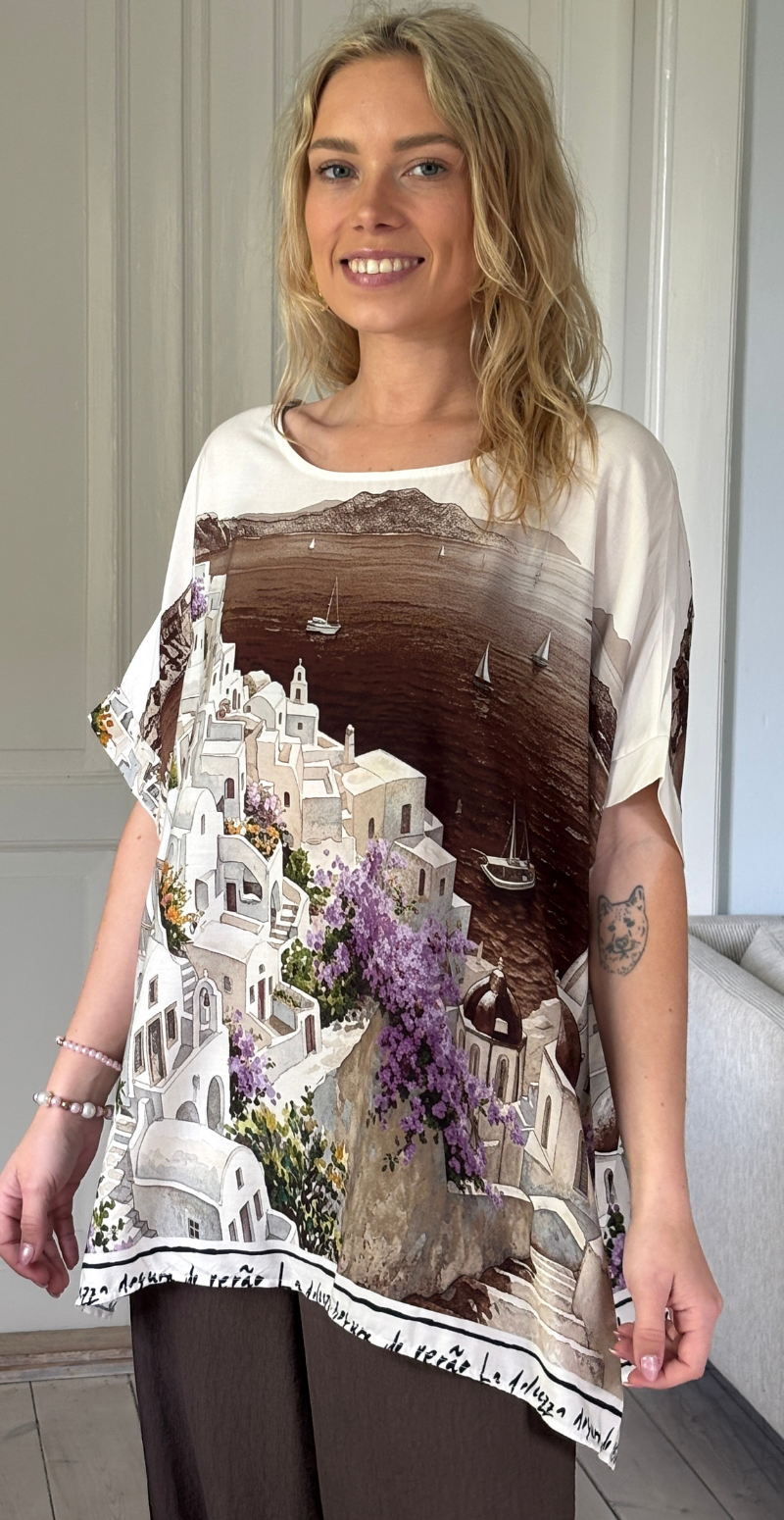 Brianna bluse med kort ærme og print af huse brun LikeLondon