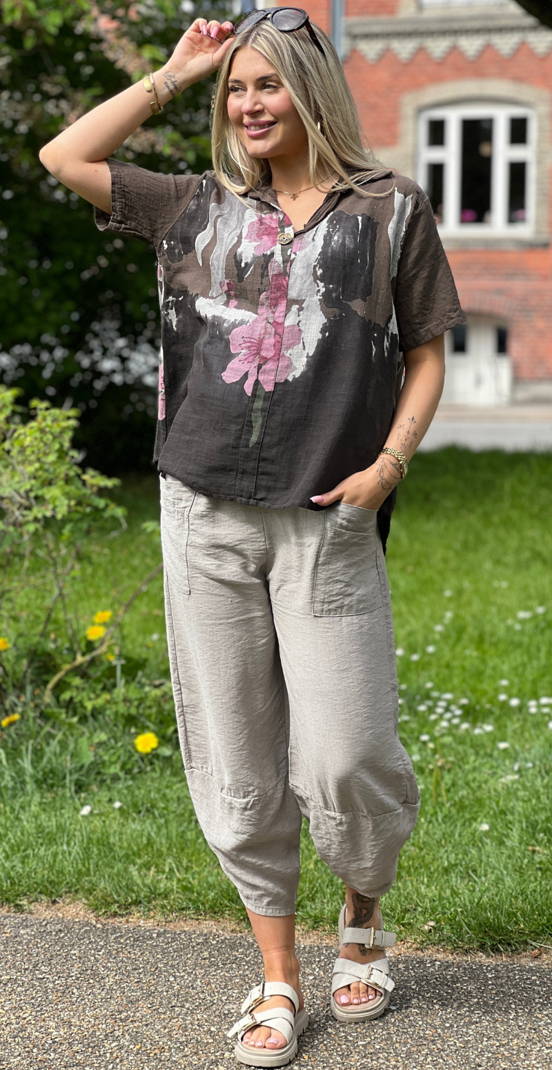 Gina bluse med blomsterprint og v-hals brun LikeLondon