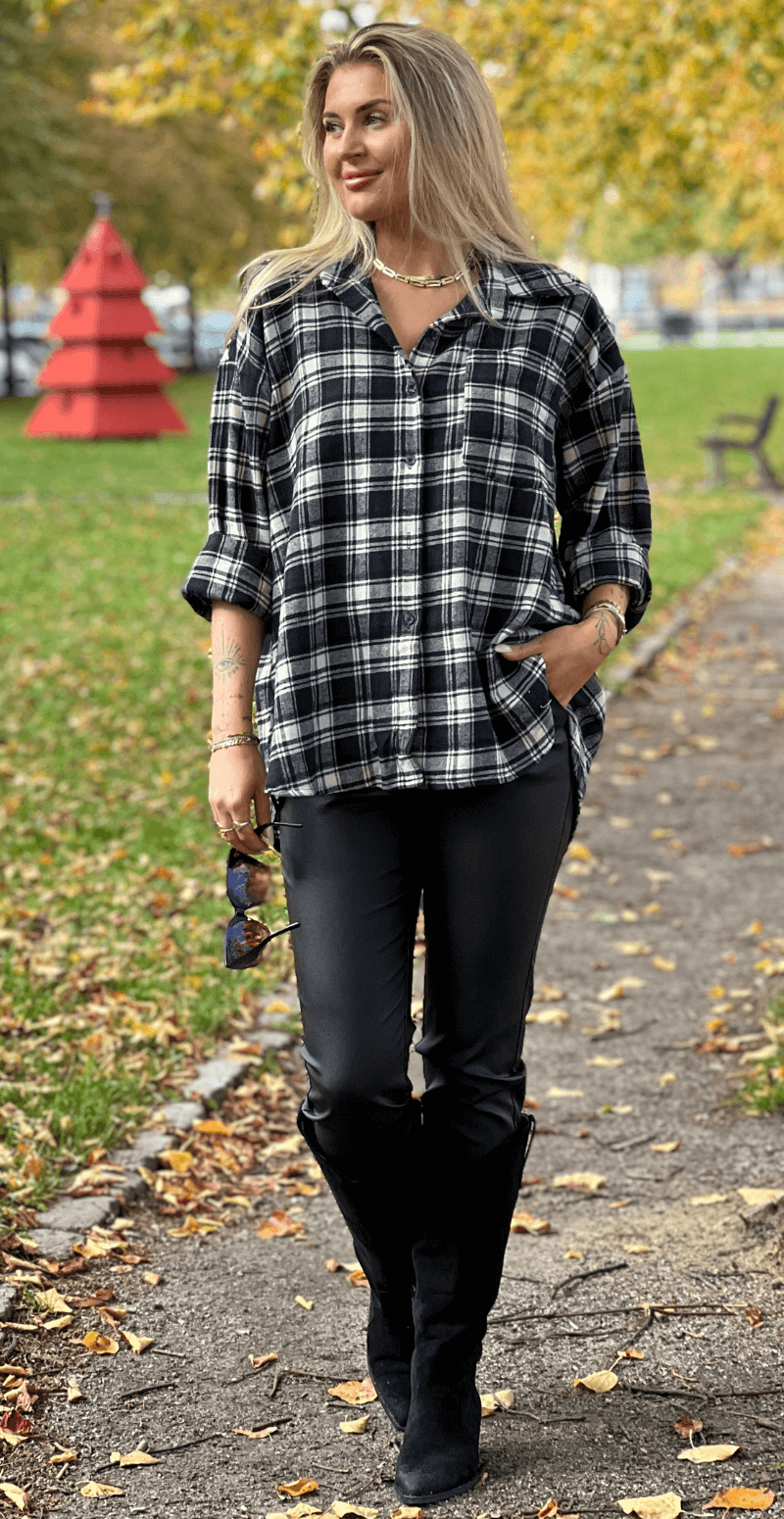 Gina ternet skjorte med brystlomme navy LikeLondon