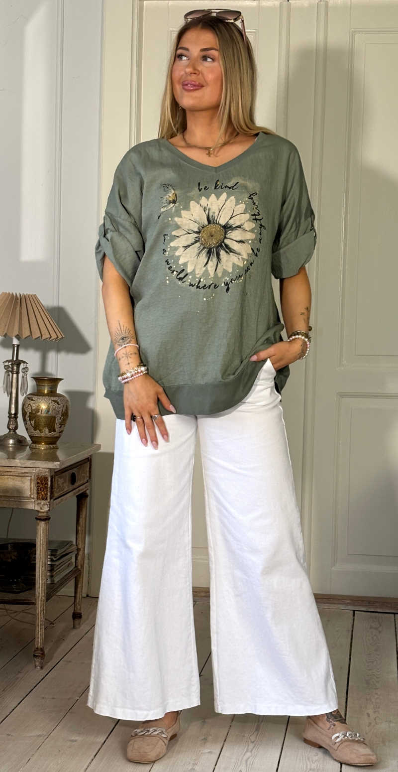 Forudbestil uge 8 Isola bluse med korte ærmer og marguerit blomst khaki LikeLondon