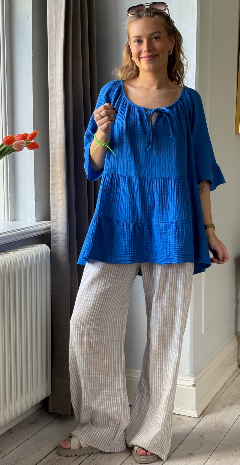 Marilyn bluse med bred halsudskæring og bindebånd royal blue LikeLondon