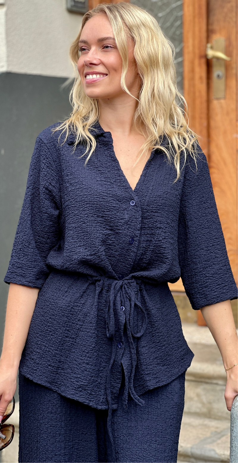 Agnes sæt med bluse i krepp med bindebånd og bukser navy LikeLondon