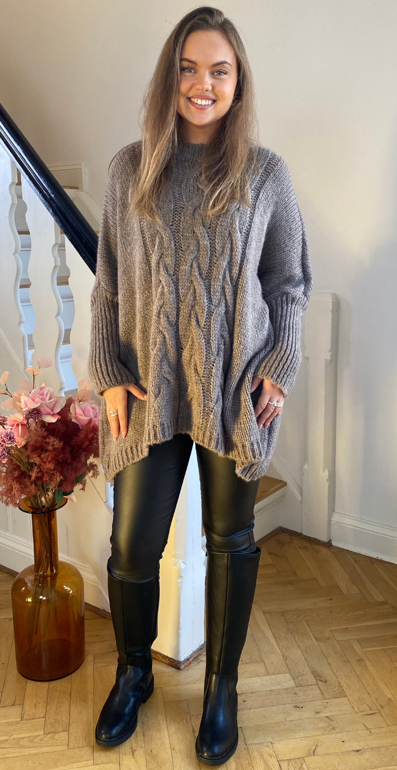 Daphne strik med kabelmønster og ribærme fango LikeLondon