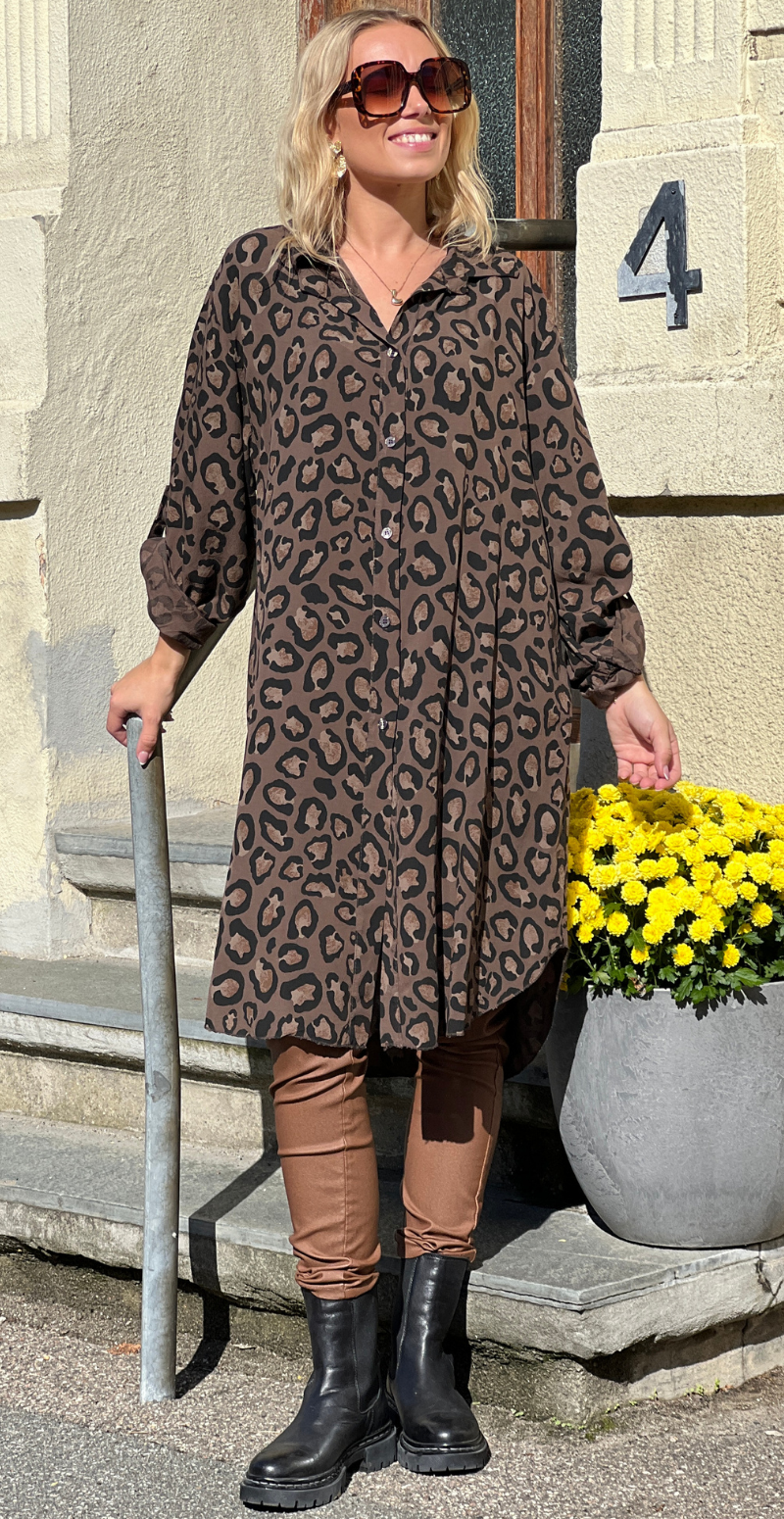 Marlowe gennemknappet tunika med leopardprint brun LikeLondon