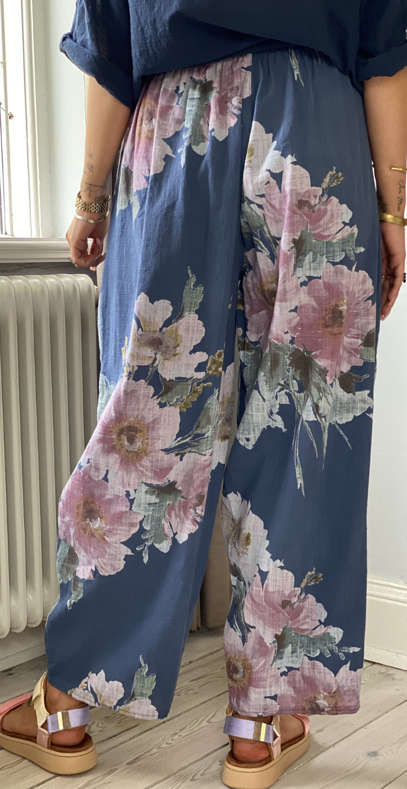 Gwen bukser med blomsterprint og lommer blå LikeLondon