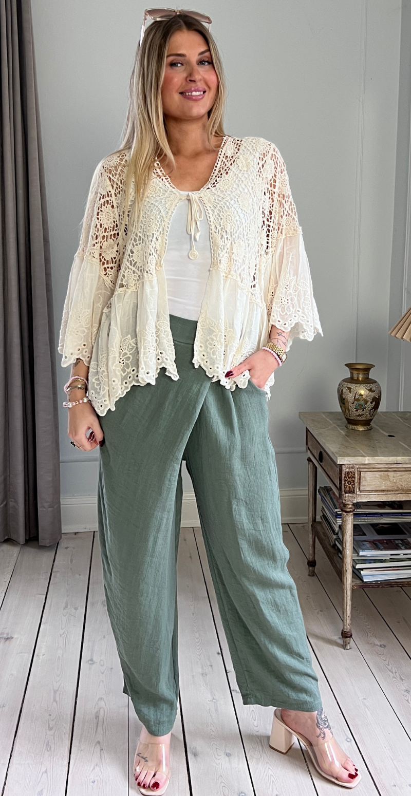 Carma hæklet bluse med blonder og bindelukning beige LikeLondon