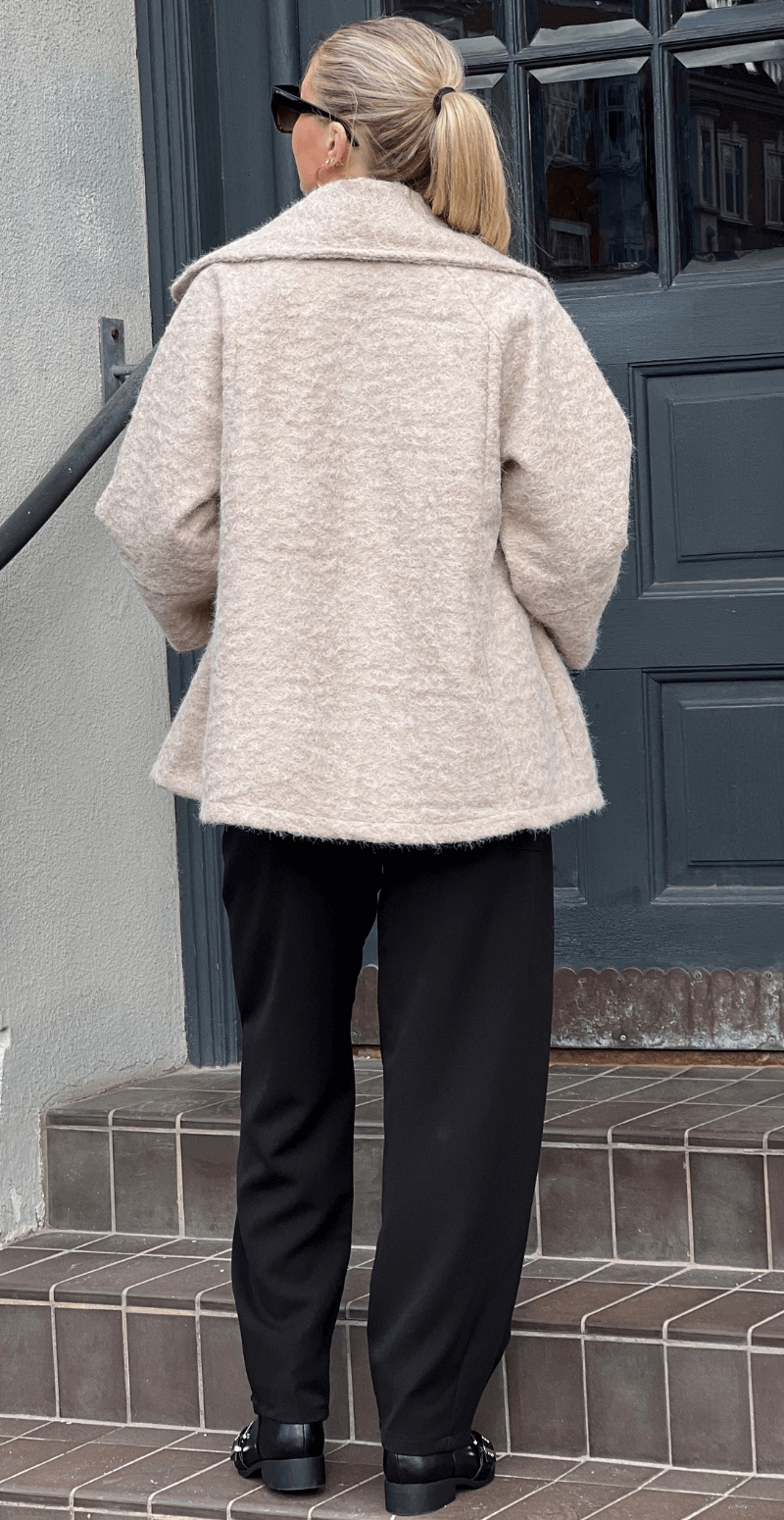 Zandra jakke i a-facon med 3/4 ærmer og hornknapper beige LikeLondon