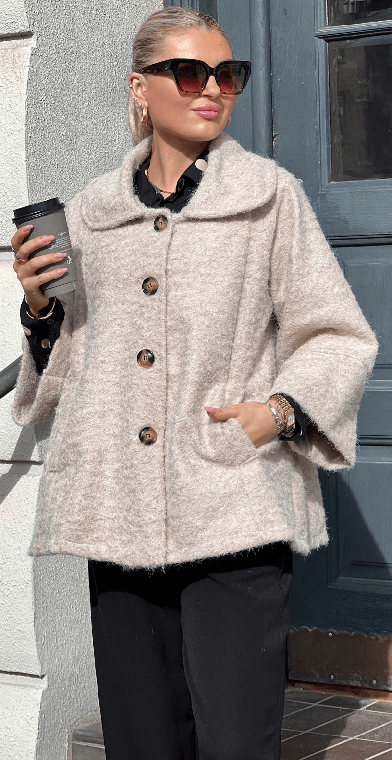 Zandra jakke i a-facon med 3/4 ærmer og hornknapper beige LikeLondon