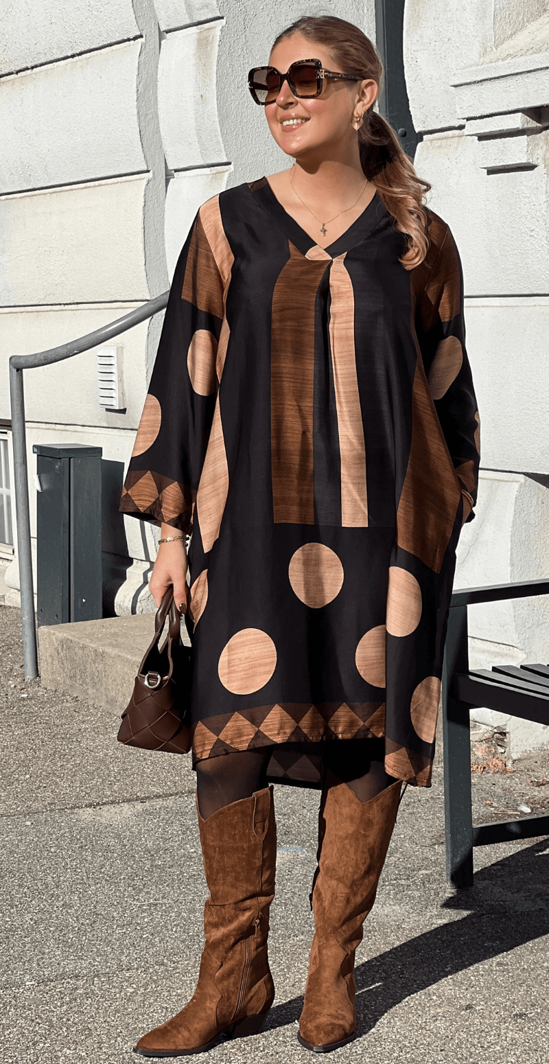 Forudbestil uge 42 Joanna kjole i satin-look med brede striber og prikker sort LikeLondon