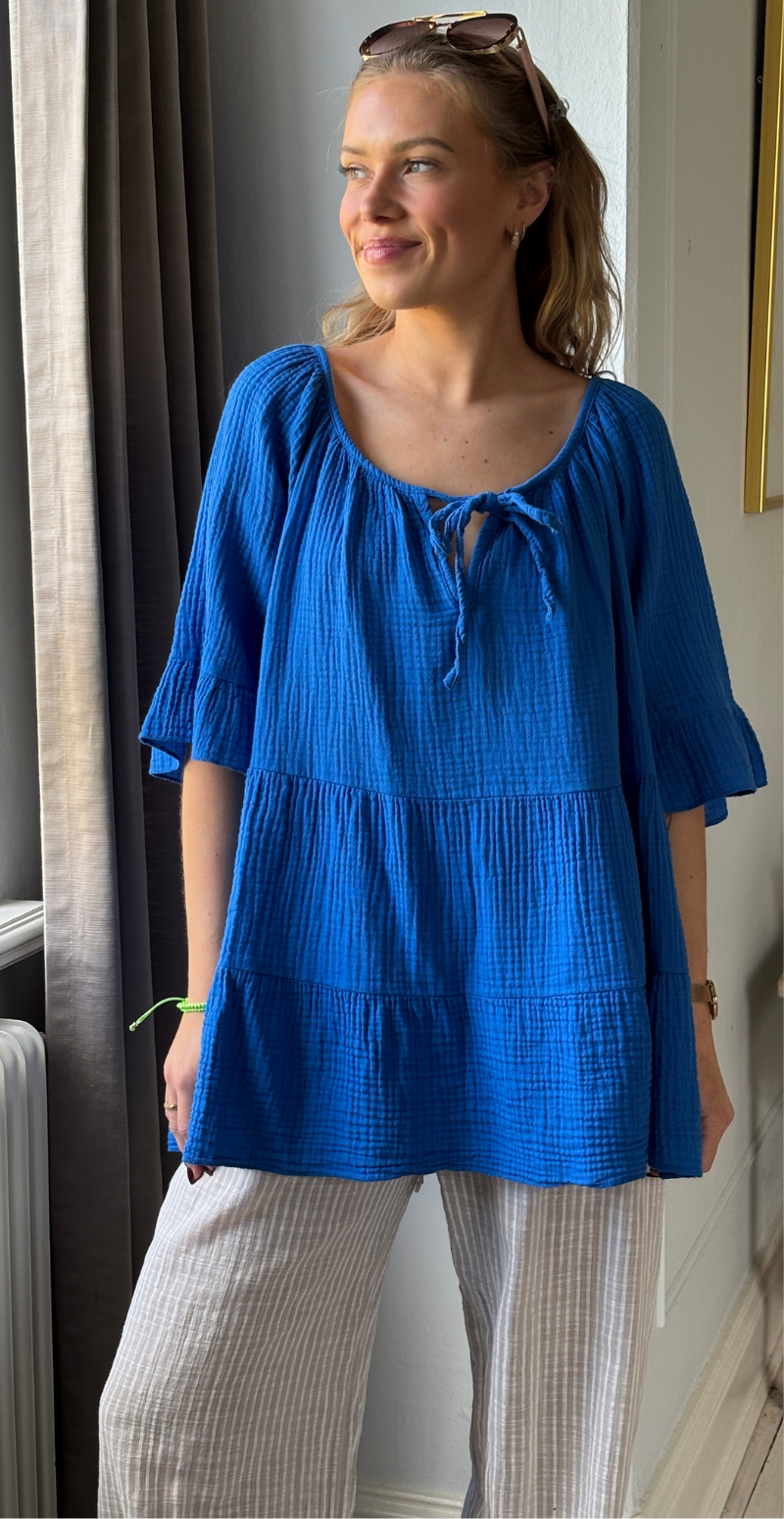 Marilyn bluse med bred halsudskæring og bindebånd royal blue LikeLondon