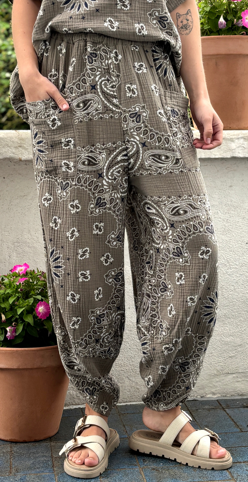 Bree sæt med bukser og bluse i musselin med paisley print fango LikeLondon