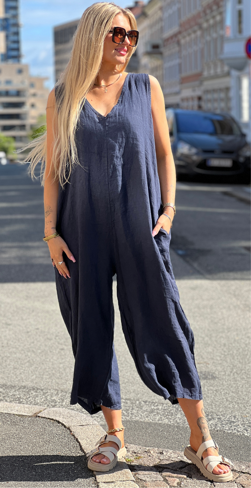 Juliane jumpsuit i hør med v-udskæring navy LikeLondon