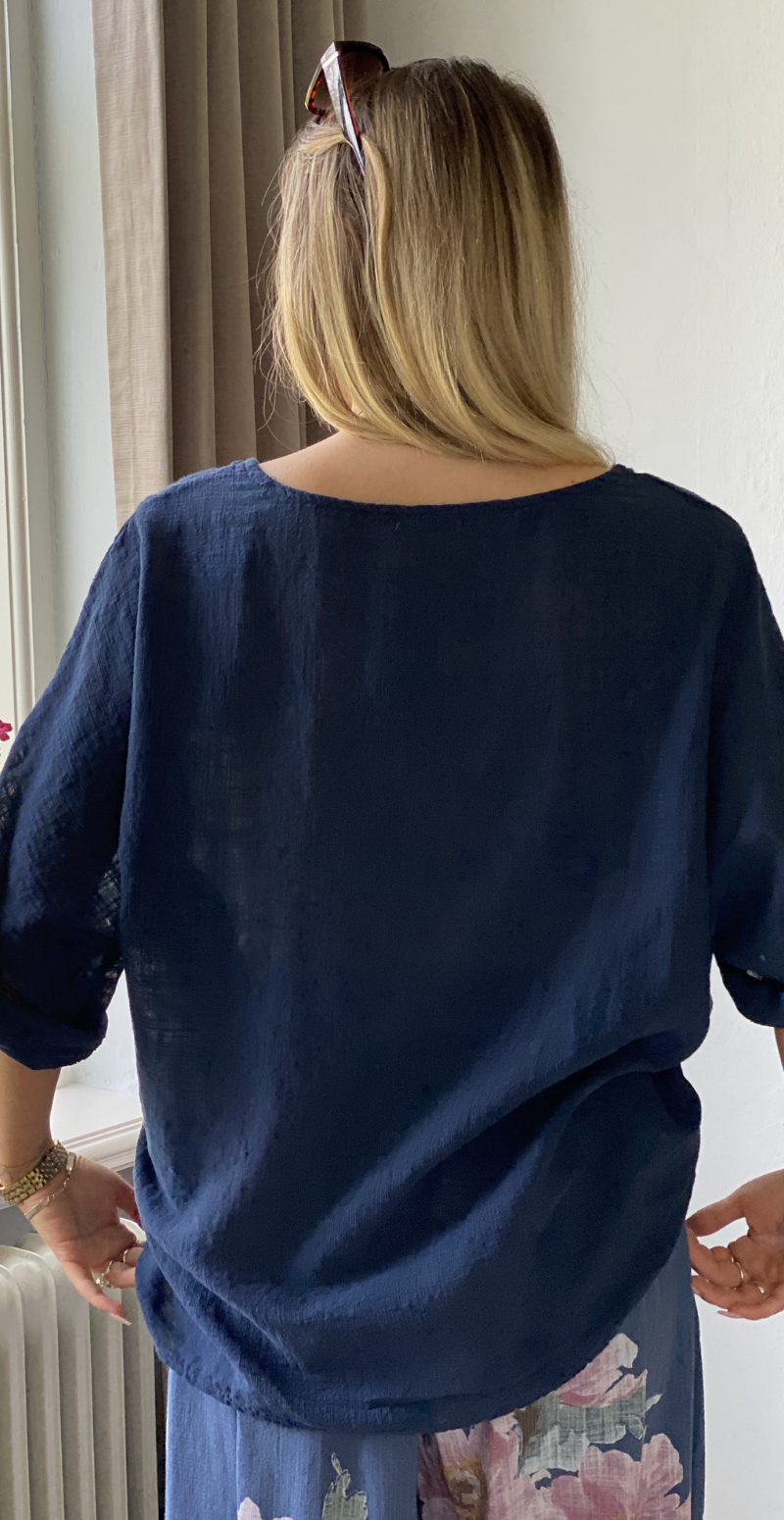 Alida bluse med vidde og halskæde navy LikeLondon
