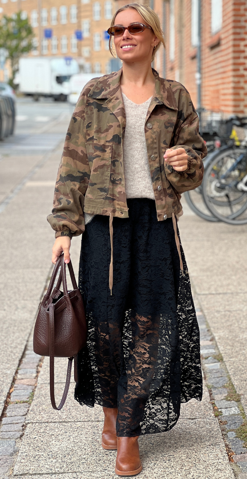 Lacina Nederdel med blonder og blomstermønster sort Freequent