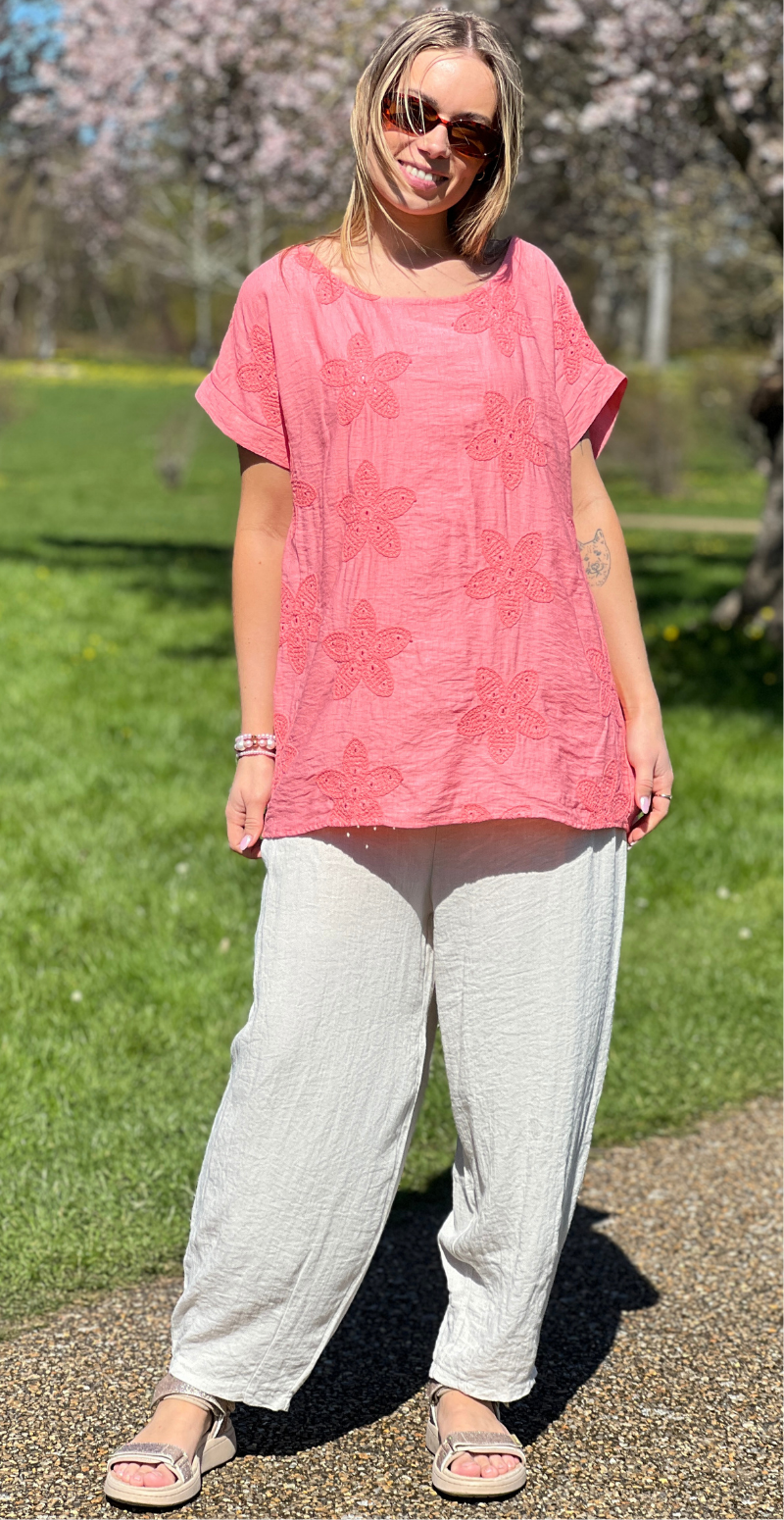 Zrita bluse med korte ærmer og hæklede blomster koral LikeLondon