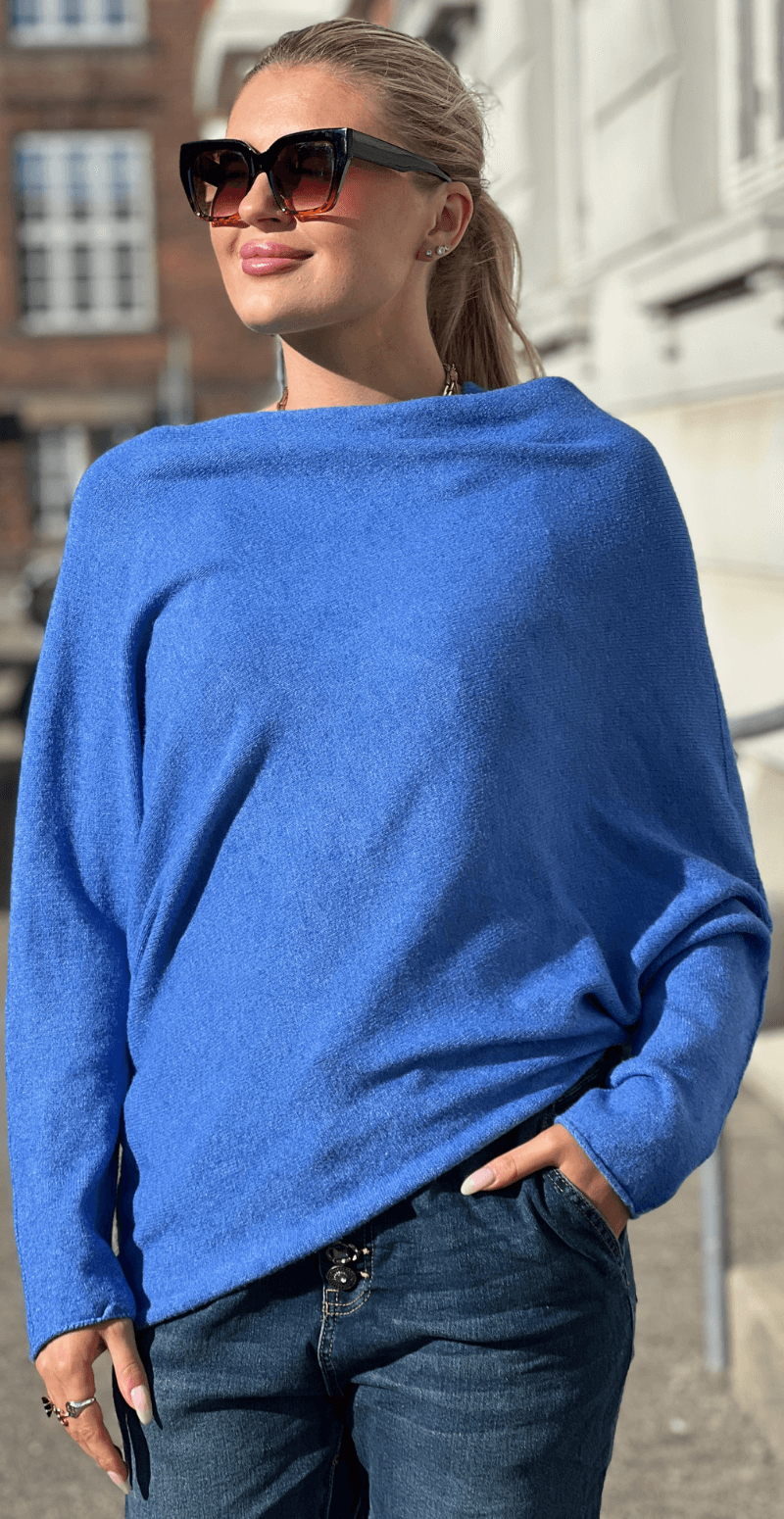 Mimi bluse med asymmetrisk snit i bunden blå LikeLondon