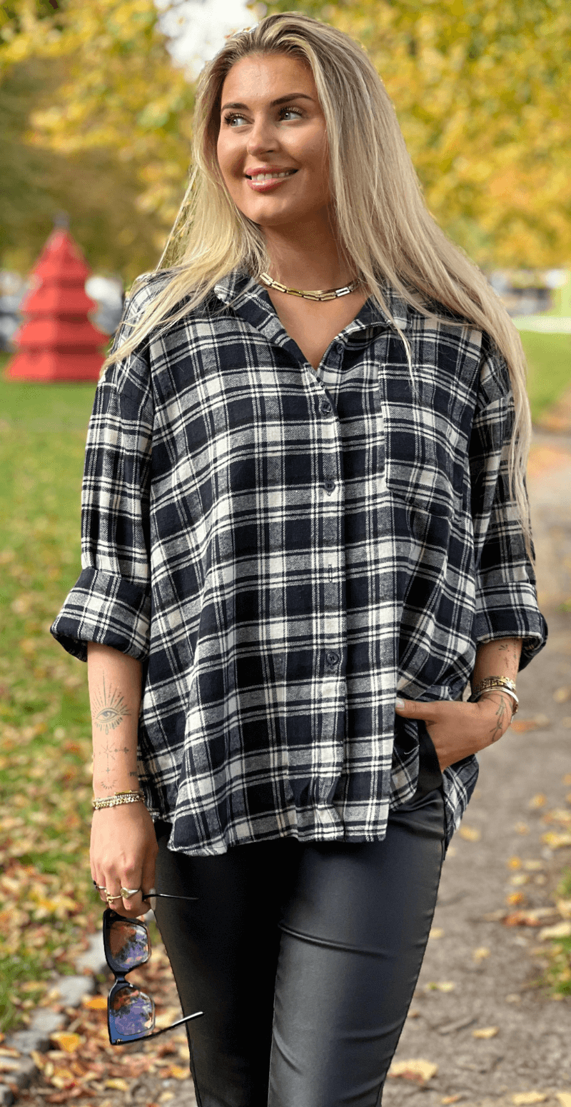 Gina ternet skjorte med brystlomme navy LikeLondon