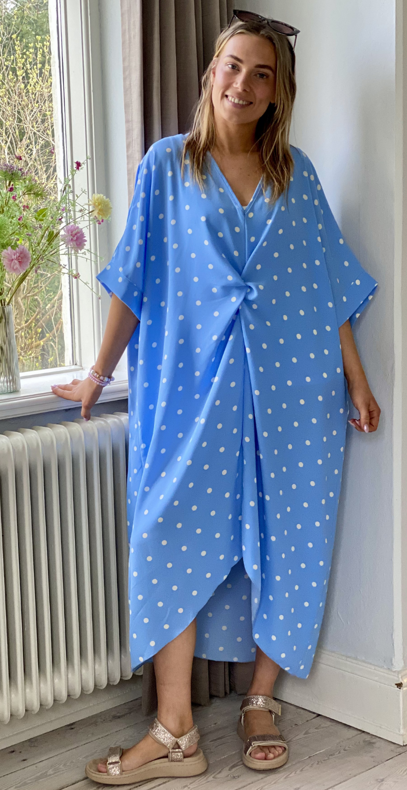 Annie kjole med knudedetalje og polkaprikker blå LikeLondon