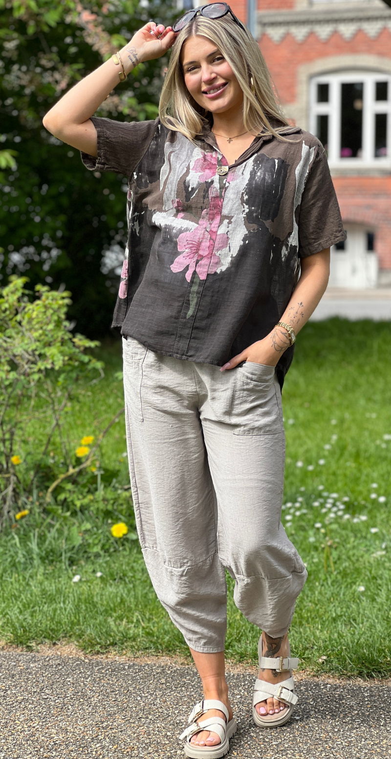Gina bluse med blomsterprint og v-hals brun LikeLondon