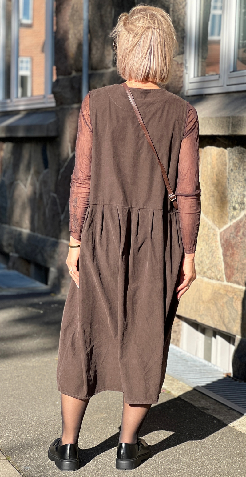 Roberta fløjlskjole med knapper foran og lommer brun LikeLondon