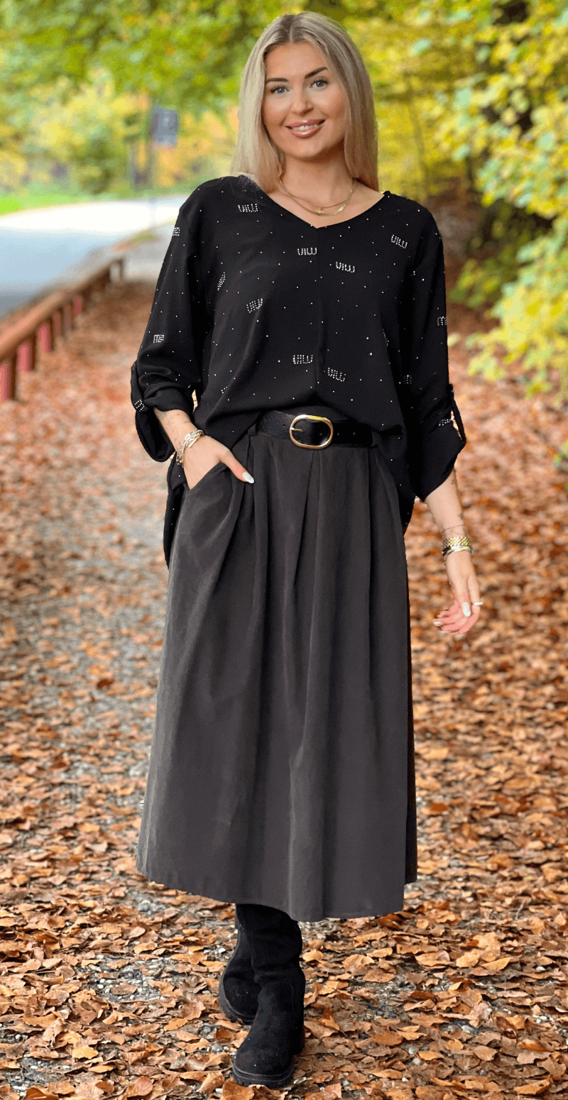 Florina bluse med V-hals og similisten sort LikeLondon