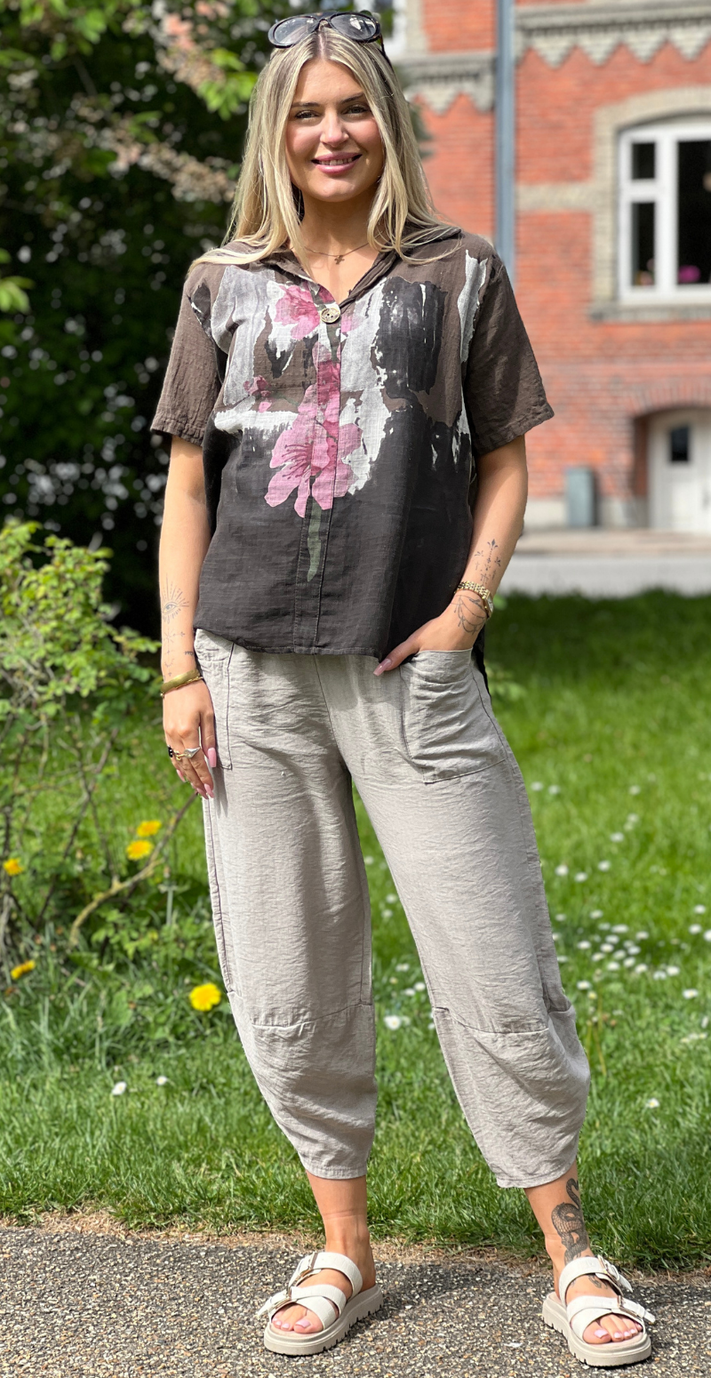 Gina bluse med blomsterprint og v-hals brun LikeLondon