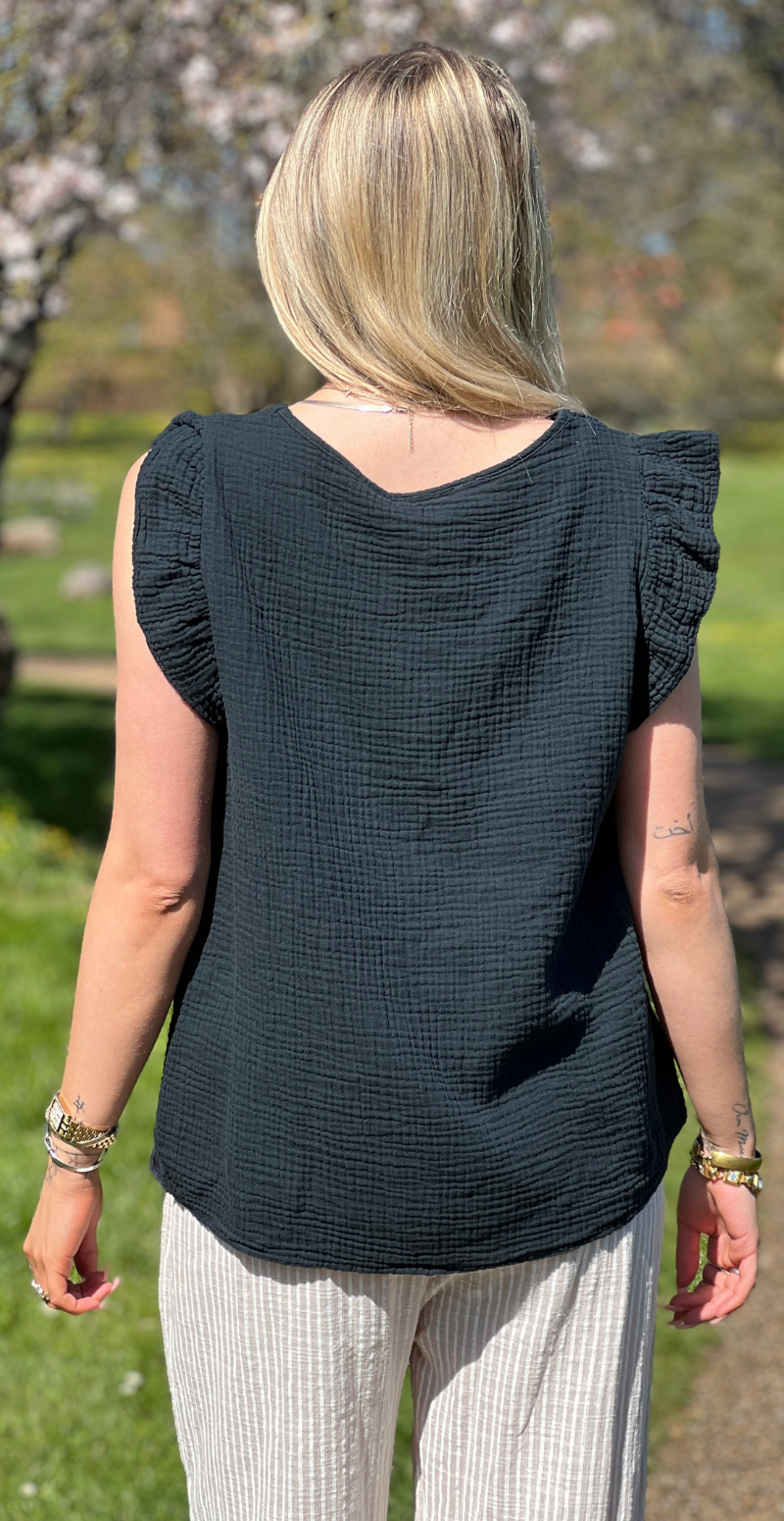 Hollie bluse med v-hals og flæsekant sort LikeLondon