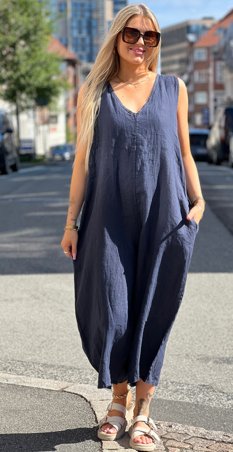 Juliane jumpsuit i hør med v-udskæring navy LikeLondon