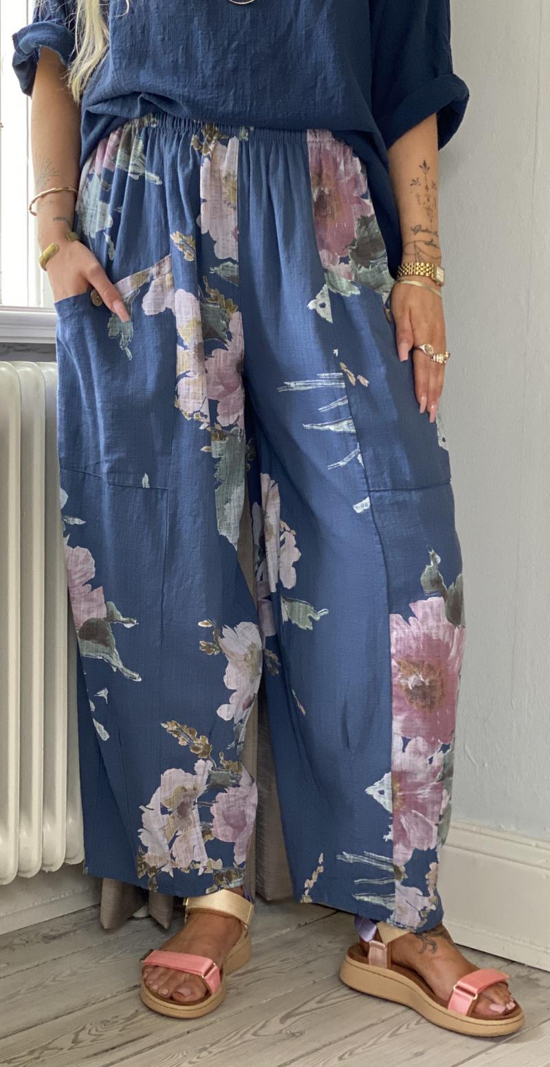 Gwen bukser med blomsterprint og lommer blå LikeLondon