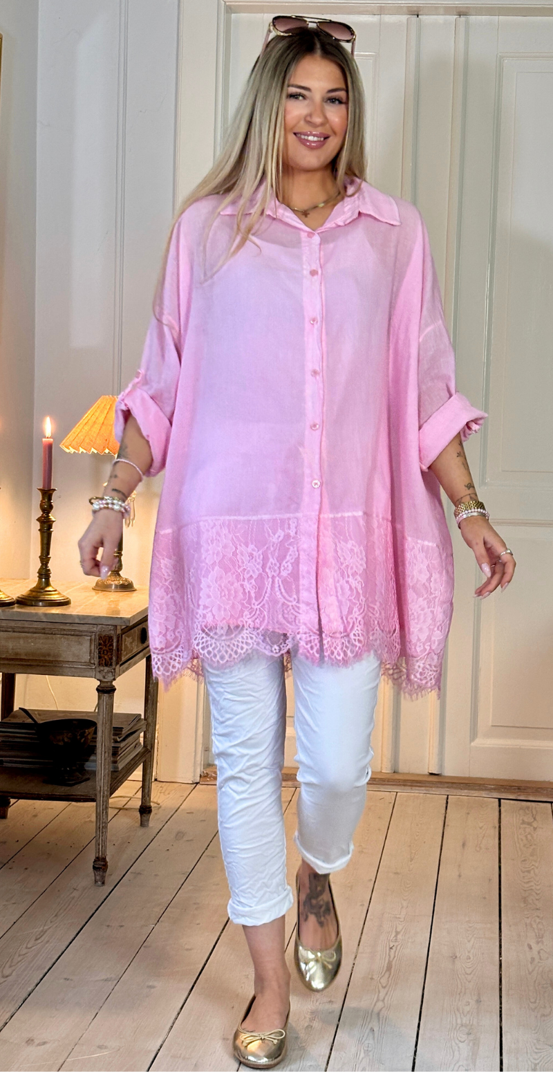 Qizi skjortetunika med bred blondekant rosa LikeLondon