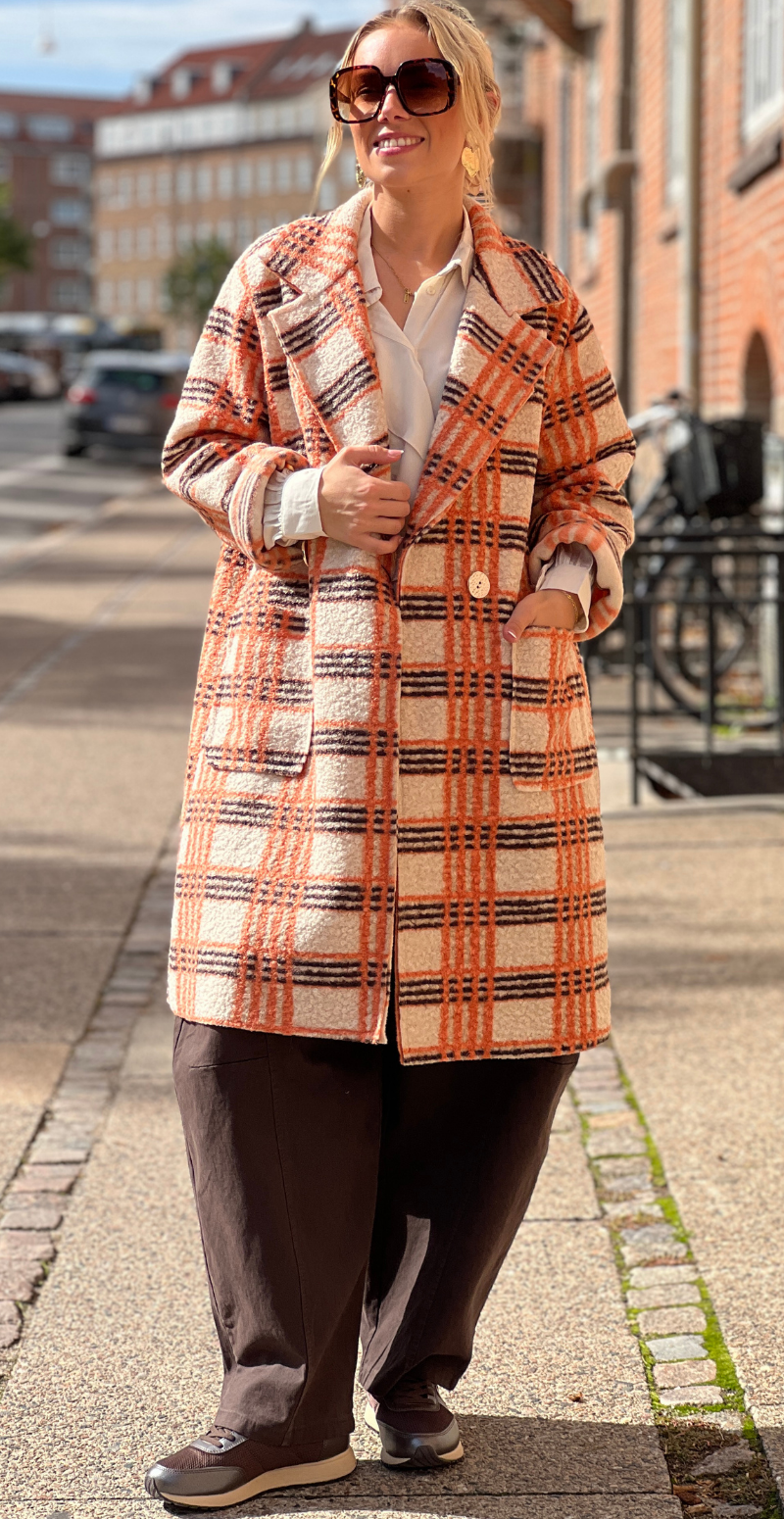 Edith ternet jakke med lommer og knapper orange LikeLondon
