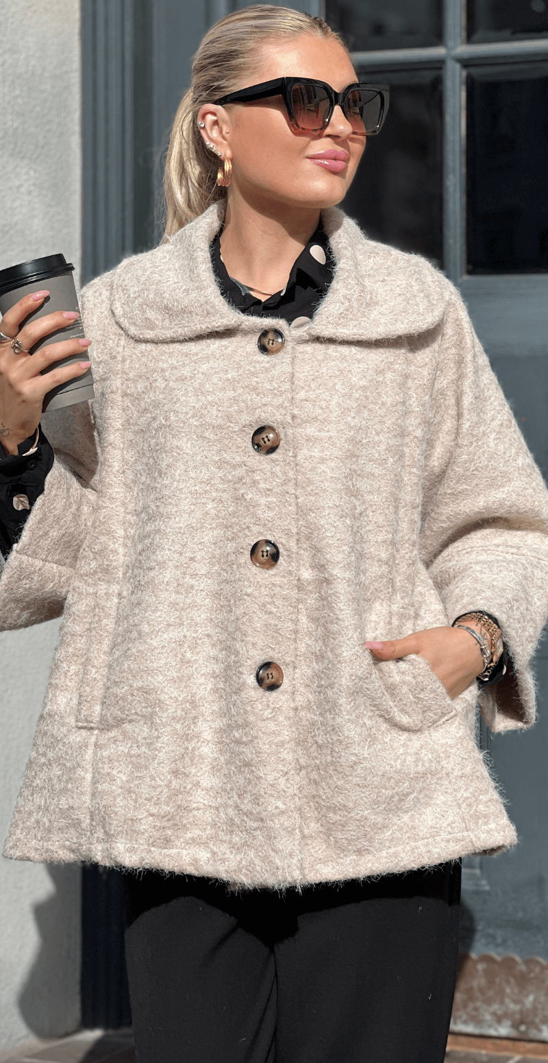 Zandra jakke i a-facon med 3/4 ærmer og hornknapper beige LikeLondon