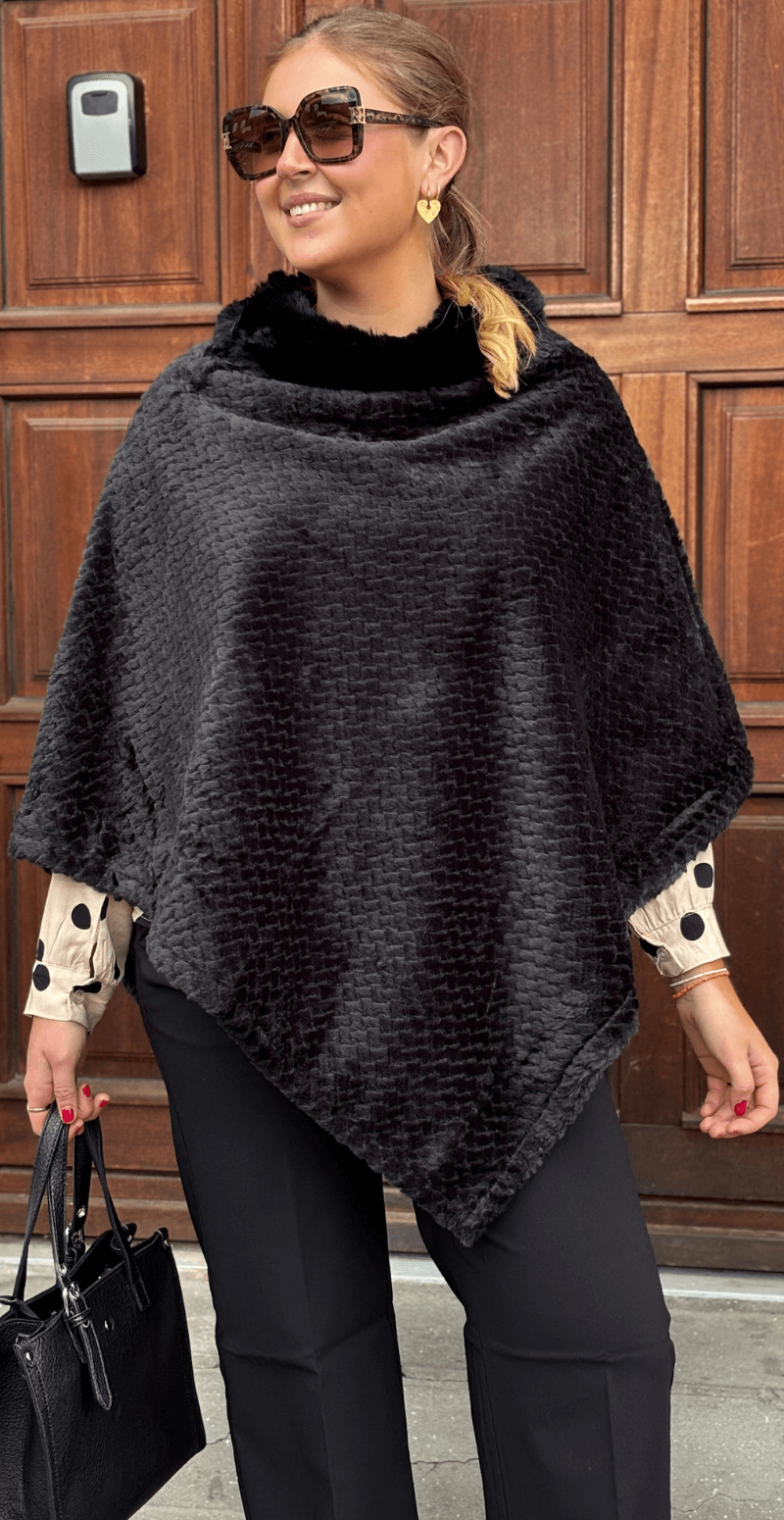 Liza poncho med bølget detalje sort LikeLondon