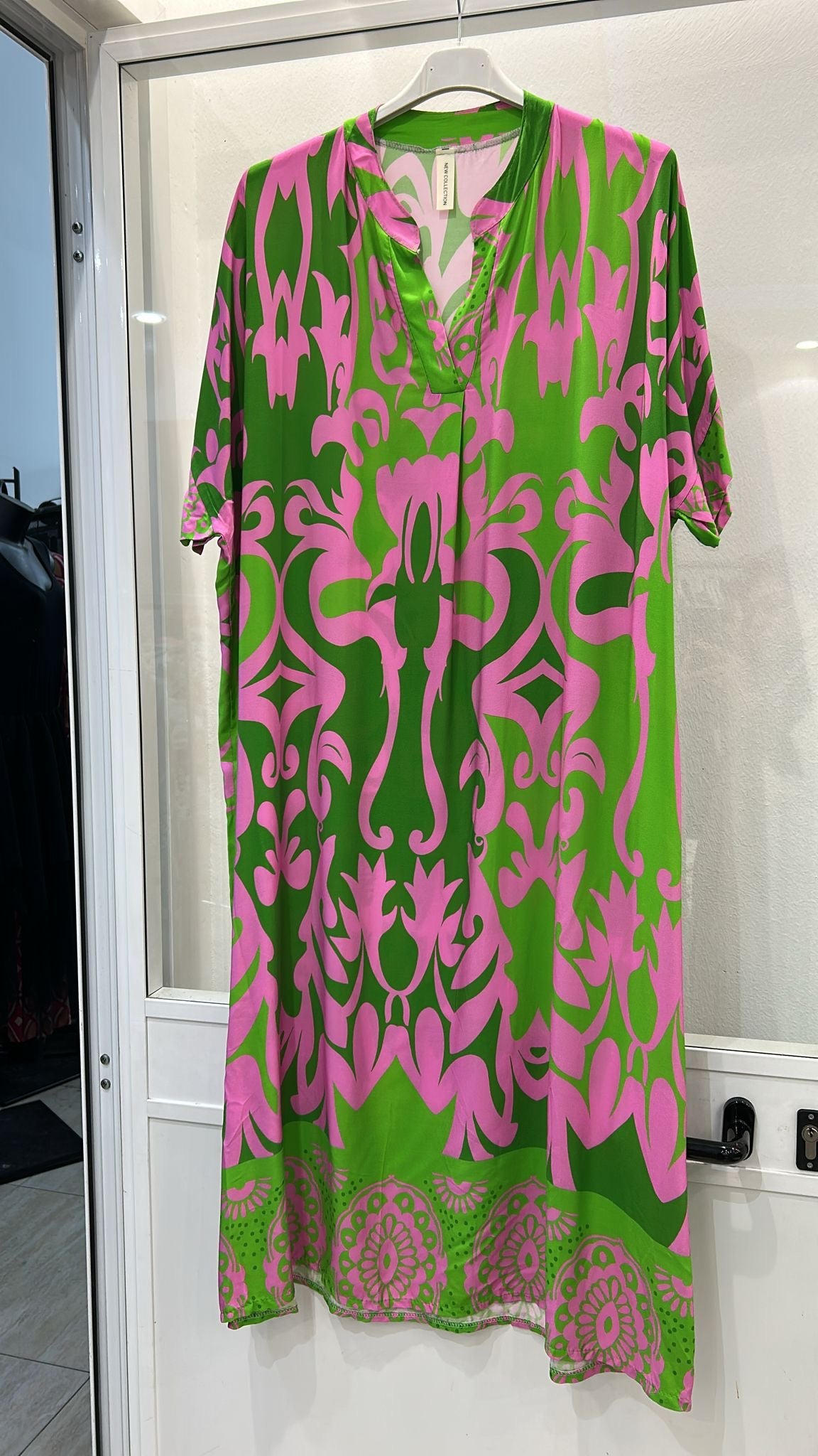 Forudbestil uge 15 Melia kjole med mønster pink/grøn LikeLondon