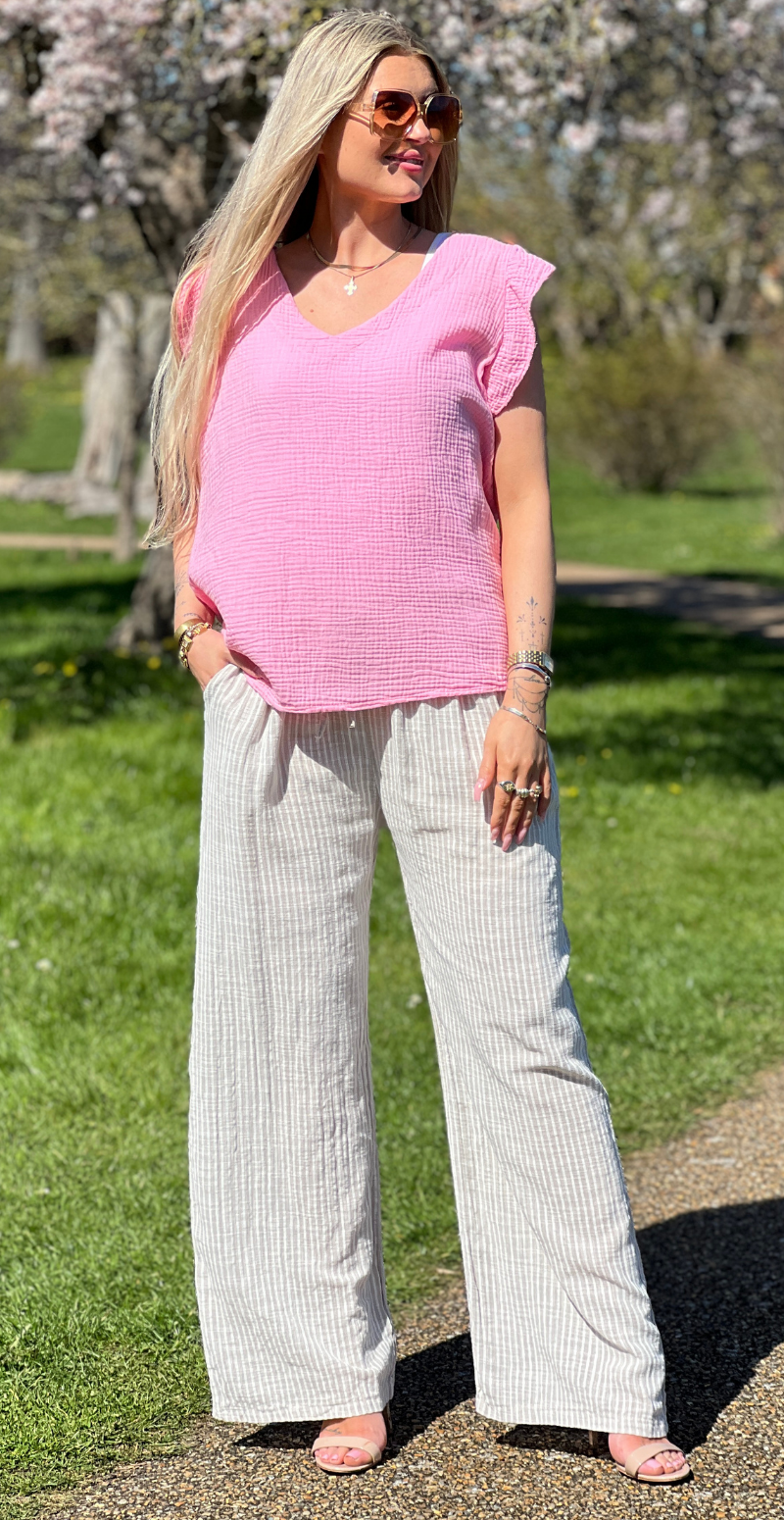 Hollie bluse med v-hals og flæsekant baby pink LikeLondon
