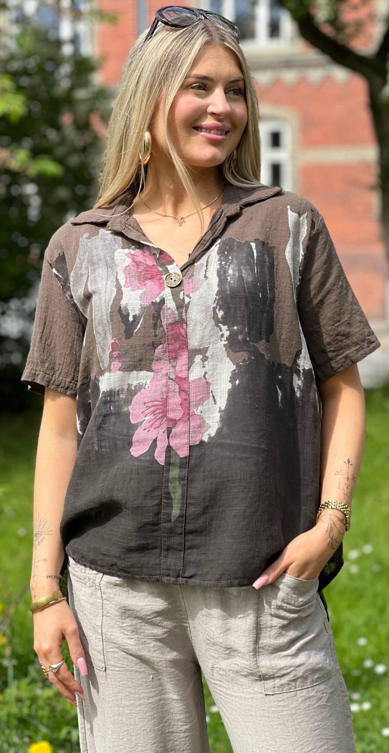 Gina bluse med blomsterprint og v-hals brun LikeLondon
