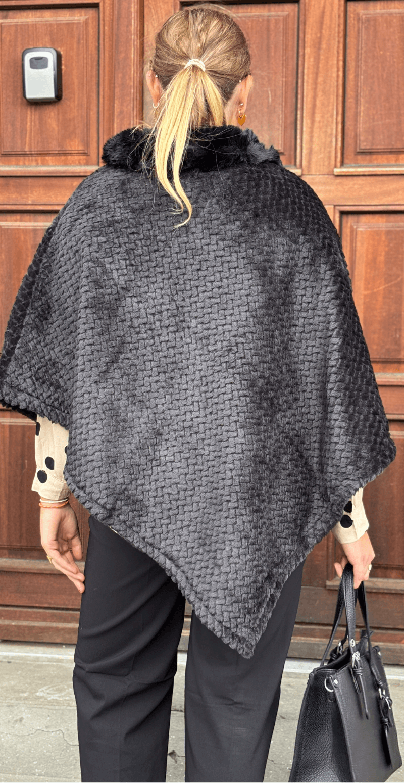Liza poncho med bølget detalje sort LikeLondon