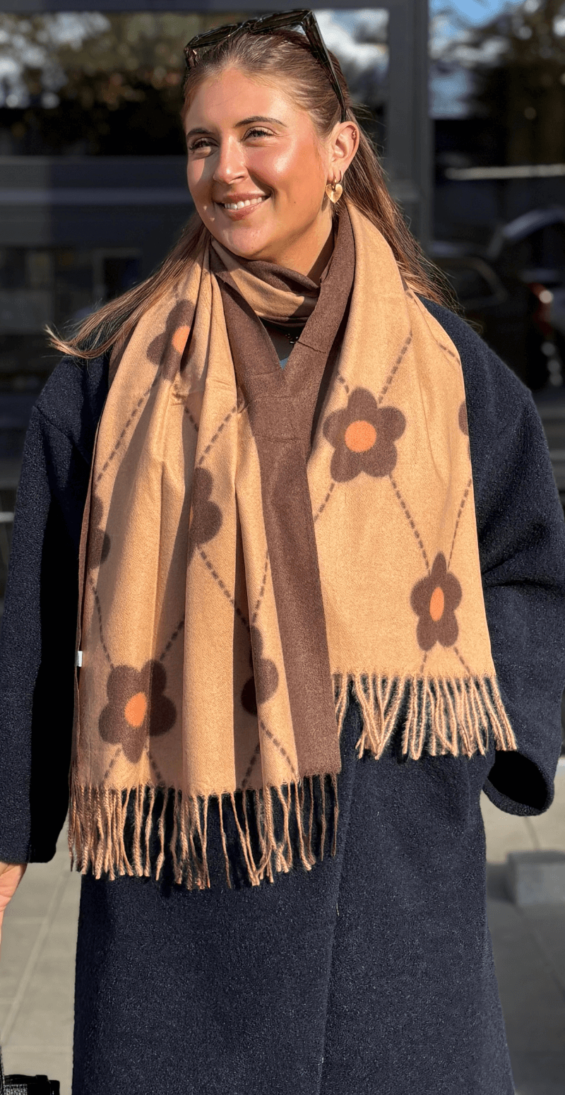 Uldtørklæde med store blomster og frynser camel LikeLondon