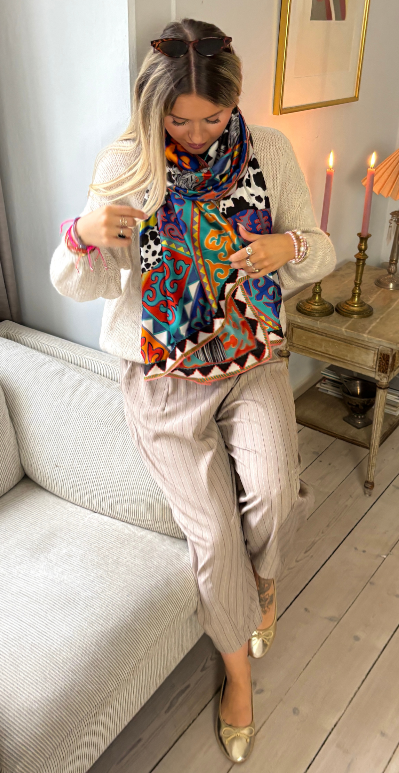 Tørklæde i silk-look med motiv af hest sort/orange LikeLondon