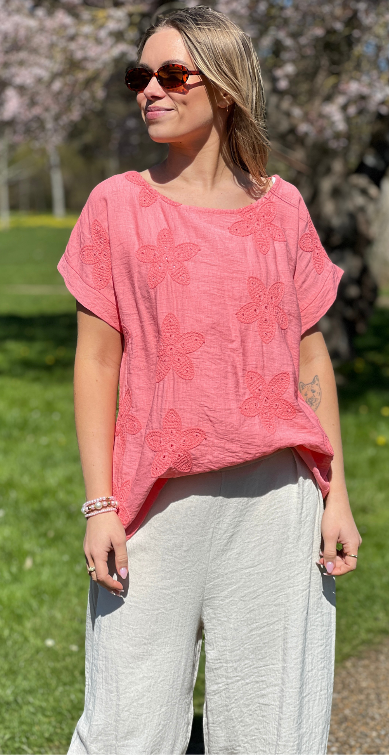 Zrita bluse med korte ærmer og hæklede blomster koral LikeLondon