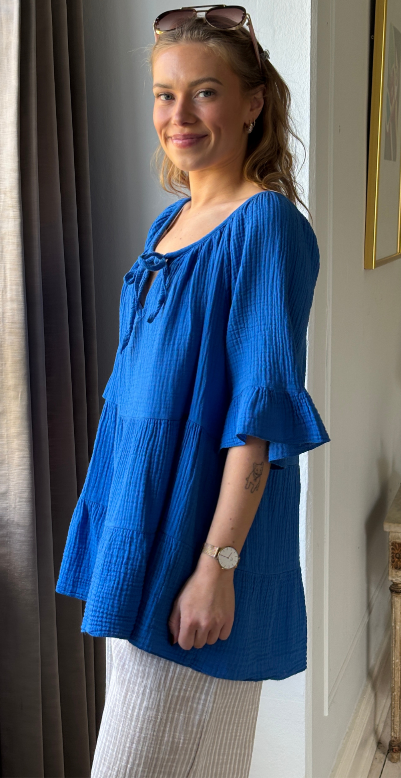 Marilyn bluse med bred halsudskæring og bindebånd royal blue LikeLondon
