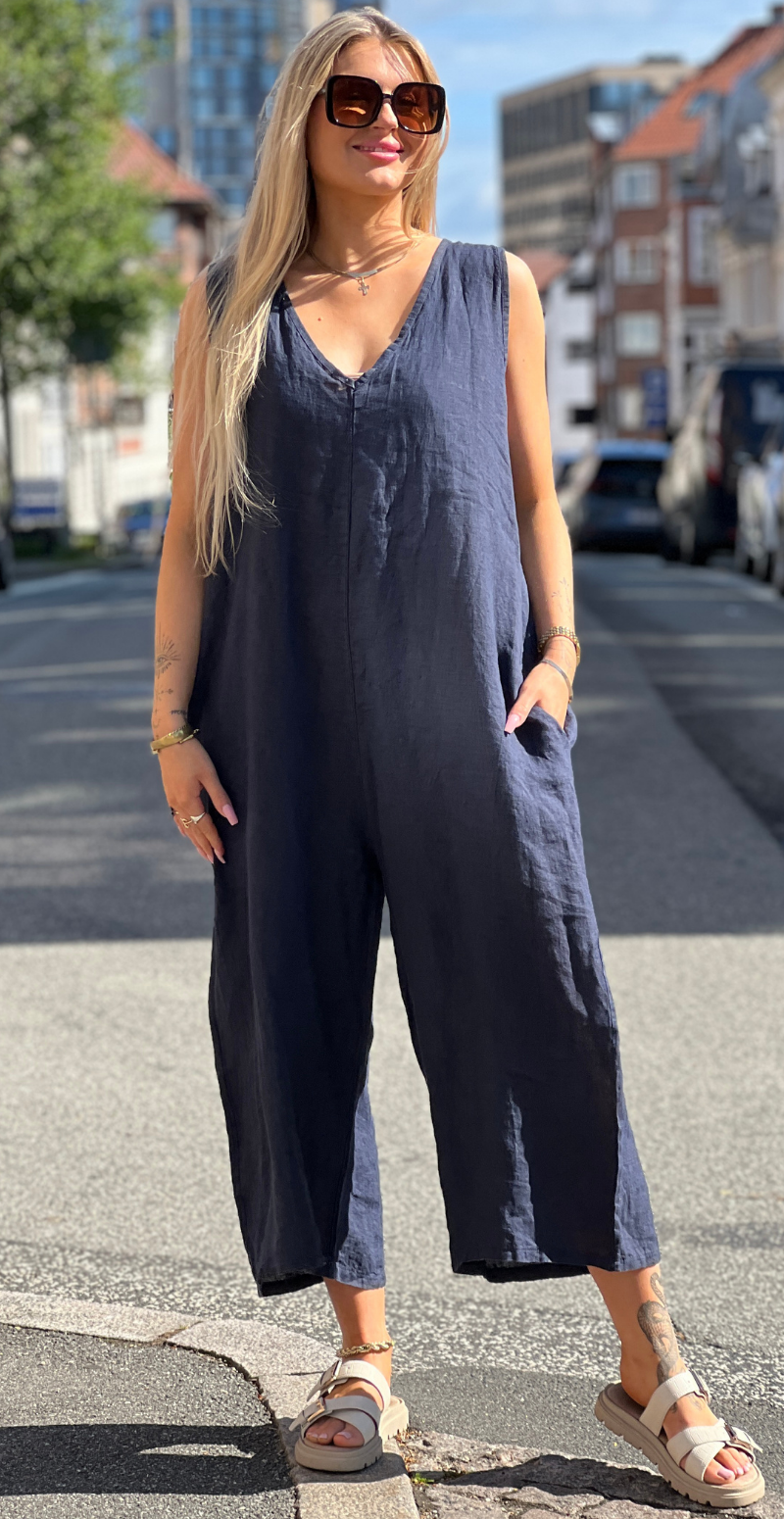 Juliane jumpsuit i hør med v-udskæring navy LikeLondon