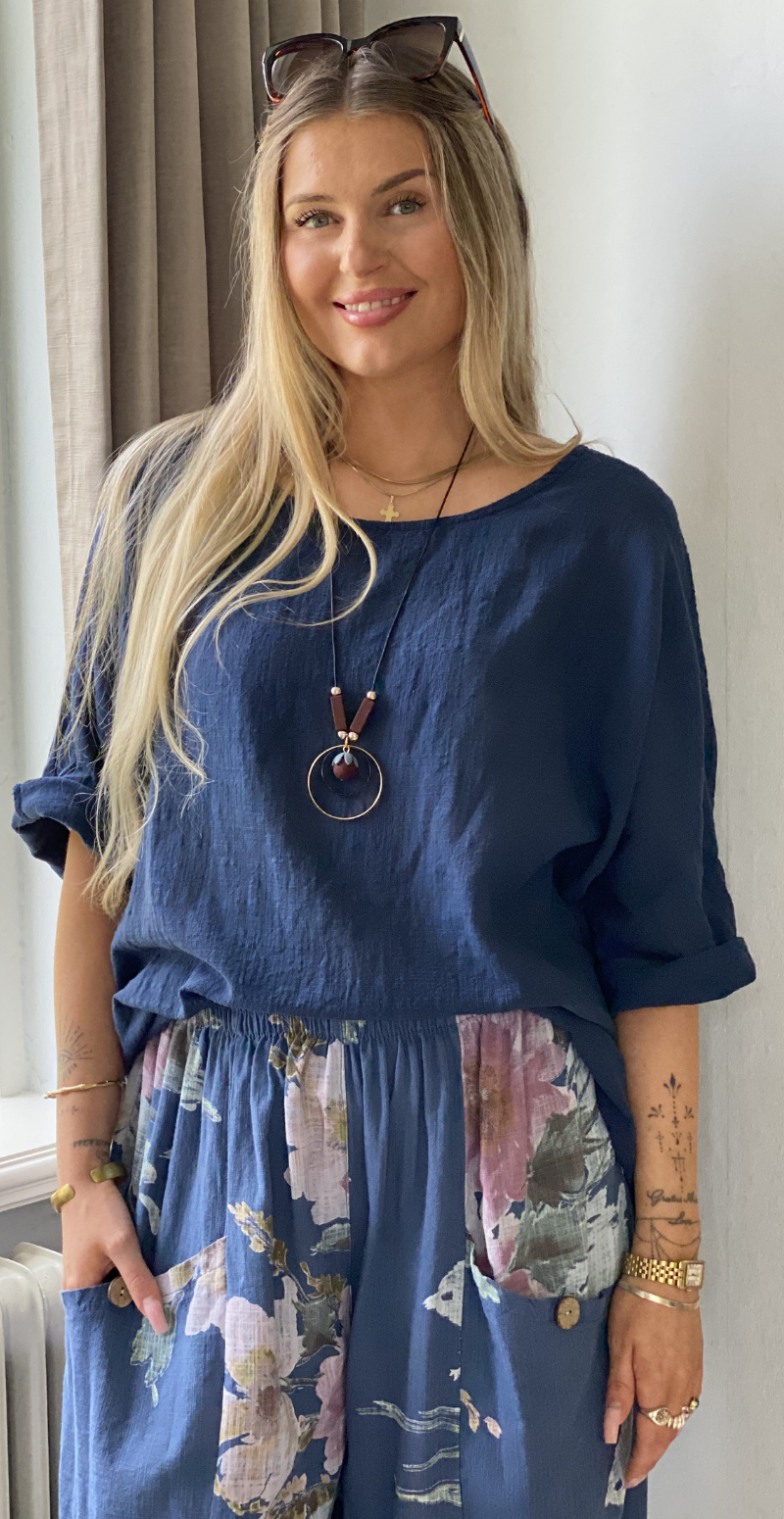 Alida bluse med vidde og halskæde navy LikeLondon