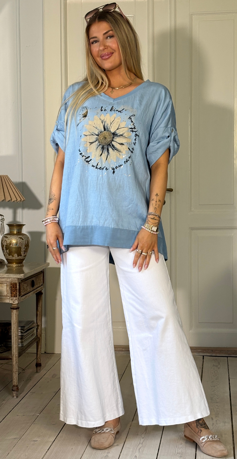 Isola bluse med korte ærmer og marguerit blomst blå LikeLondon