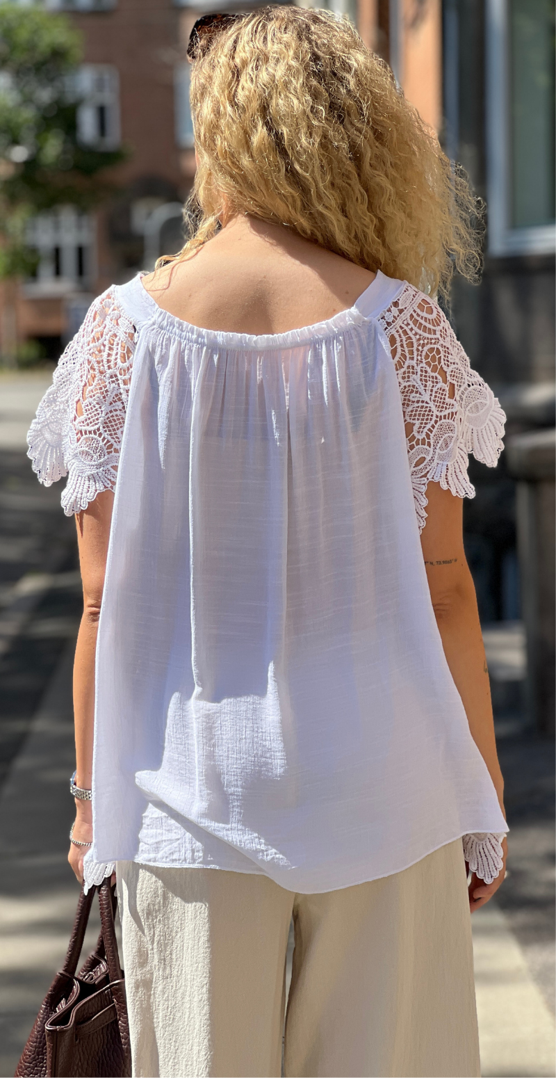Birdie bluse med blondeærmer og bred blondekant hvid LikeLondon