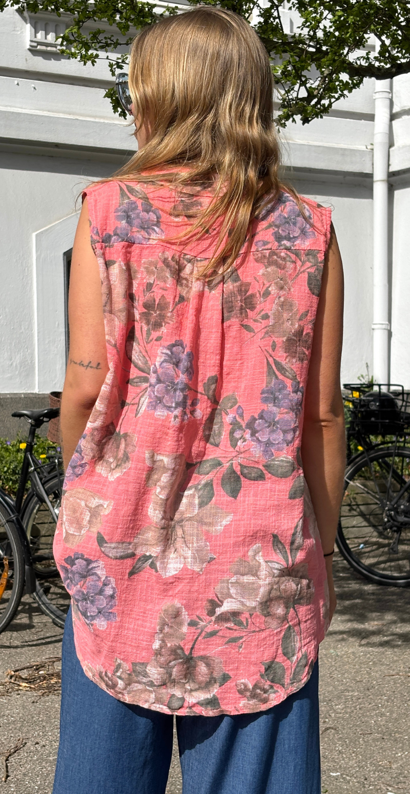 Dorota top med knapstolpe og blomster mønster koral LikeLondon