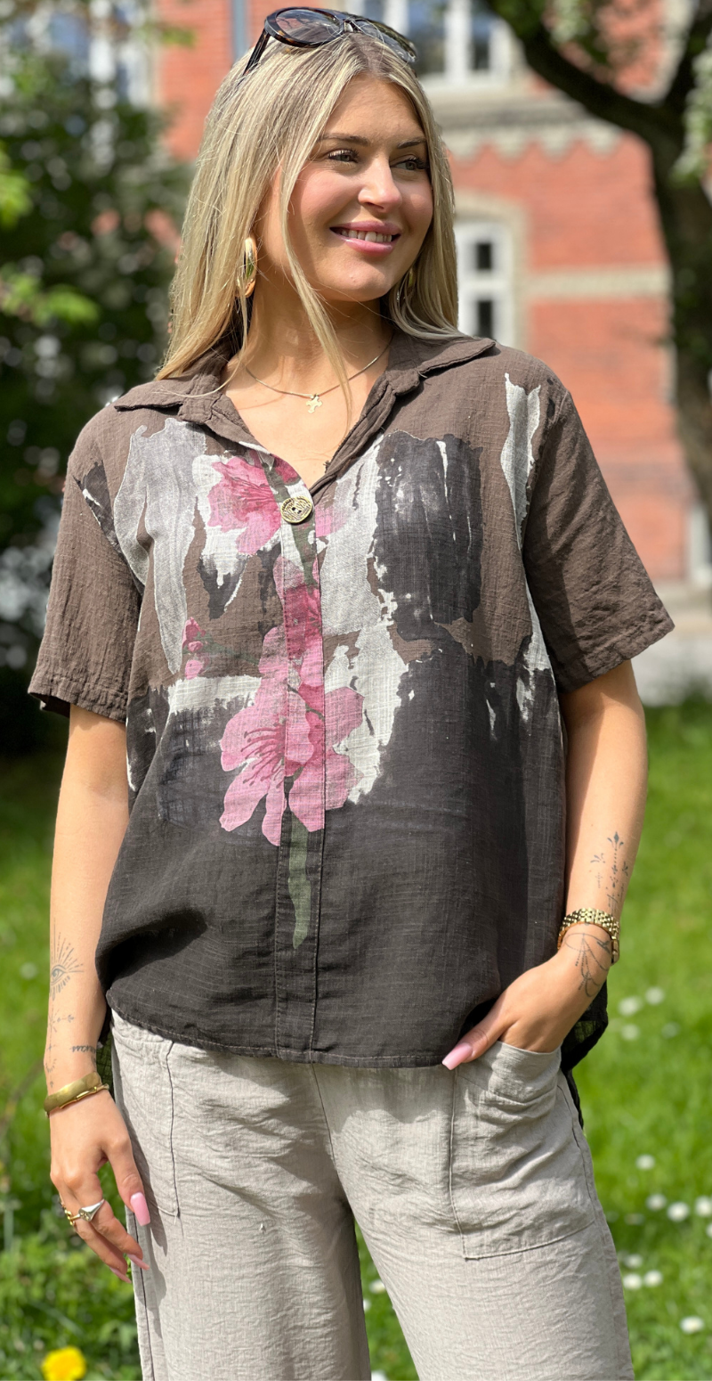 Gina bluse med blomsterprint og v-hals brun LikeLondon