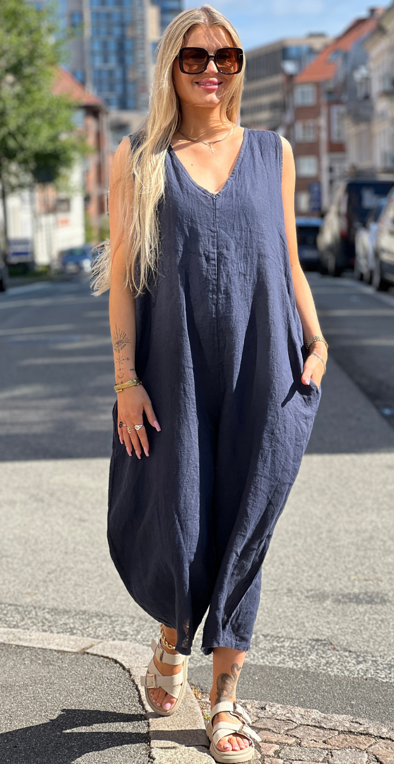 Juliane jumpsuit i hør med v-udskæring navy LikeLondon