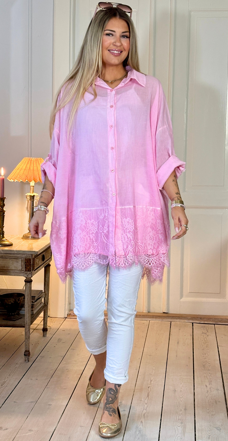 Qizi skjortetunika med bred blondekant rosa LikeLondon